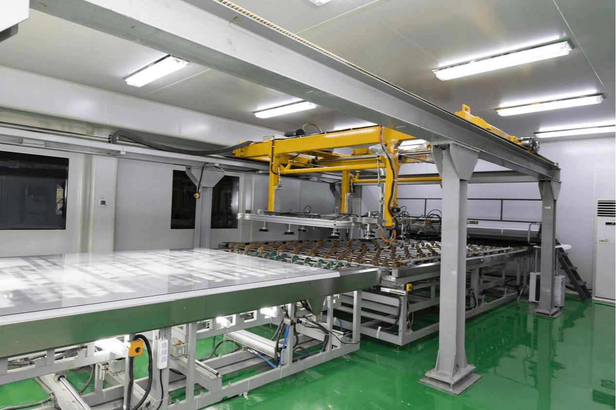 Laminated glass production equipment